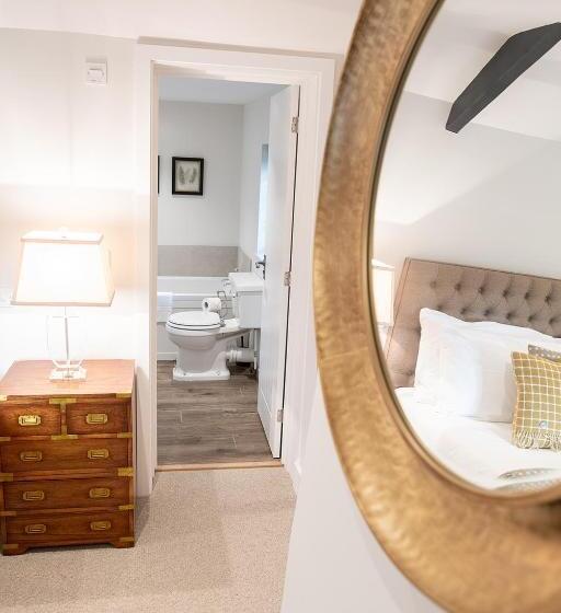 Номер Deluxe, The Three Horseshoes