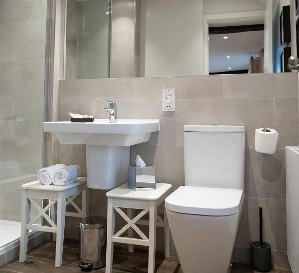 Номер Стандарт, The Three Horseshoes