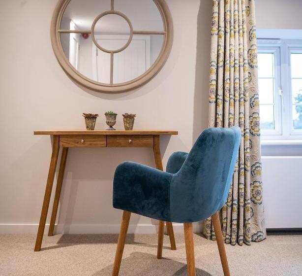 Номер Стандарт, The Three Horseshoes