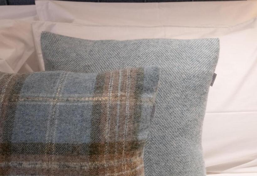 Номер Стандарт, The Three Horseshoes