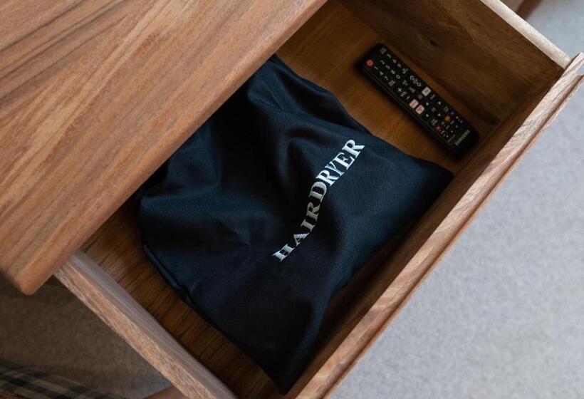 Номер Superior, The Three Horseshoes