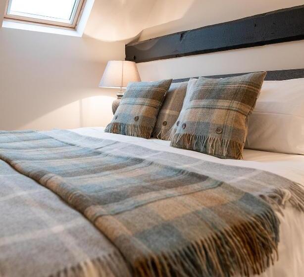 Номер Superior, The Three Horseshoes