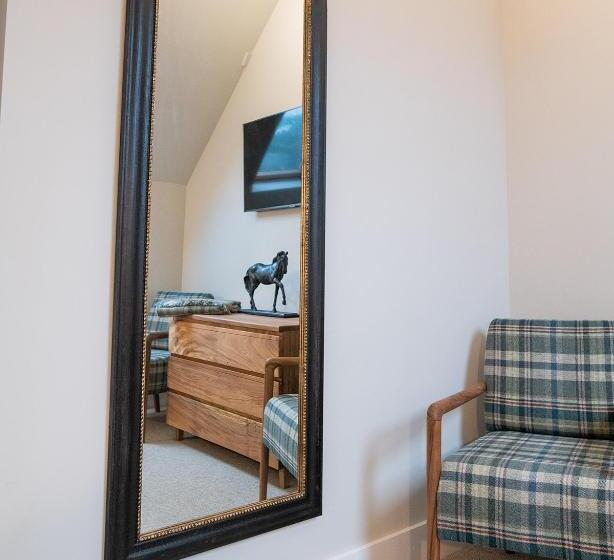 Номер Superior, The Three Horseshoes