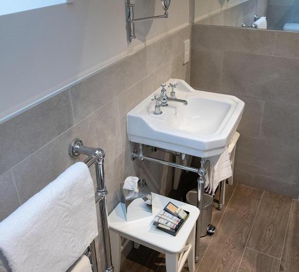 Номер Superior, The Three Horseshoes