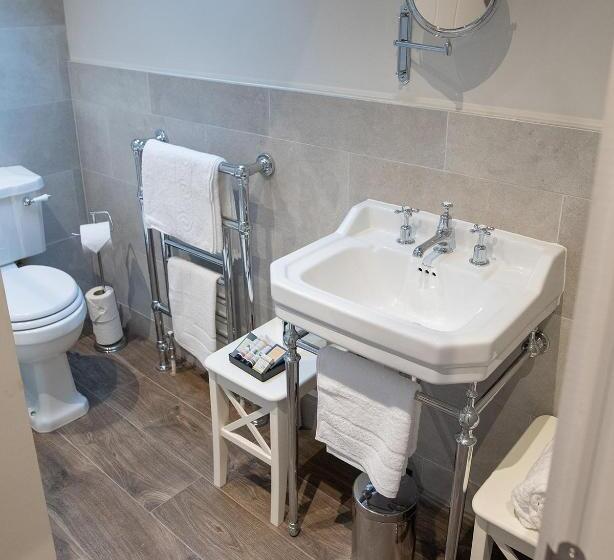 Номер Superior, The Three Horseshoes