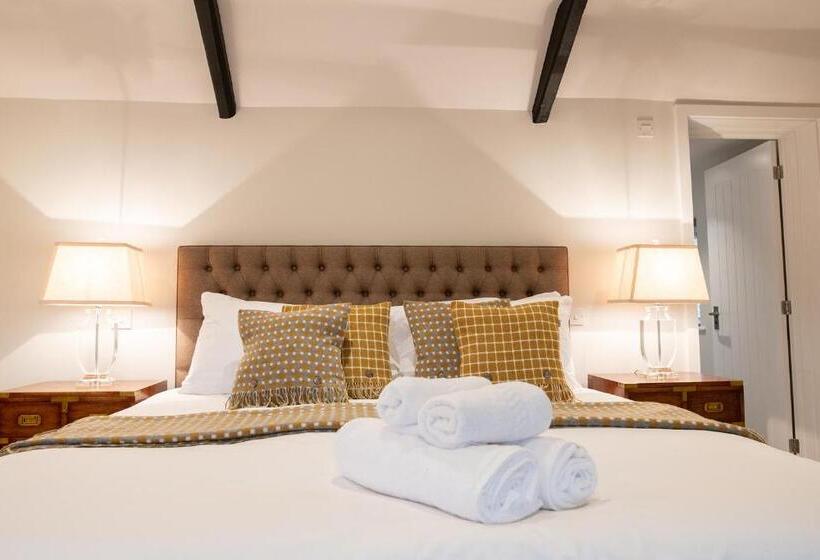 Номер Deluxe, The Three Horseshoes