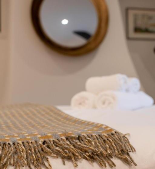 Номер Deluxe, The Three Horseshoes