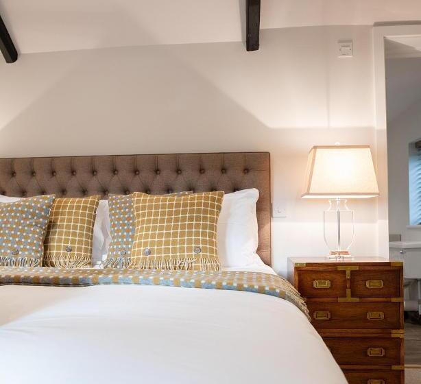 Номер Deluxe, The Three Horseshoes