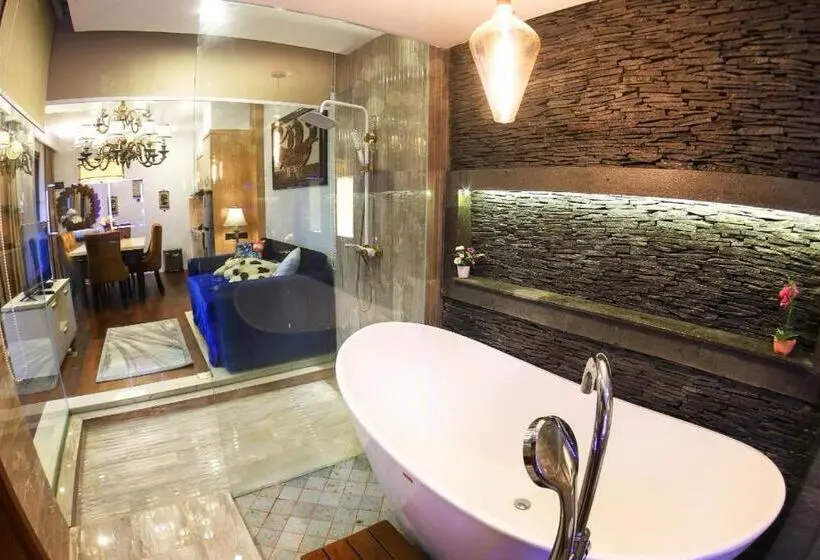 Suite Vue Piscine, Joglo Jawa Jepara