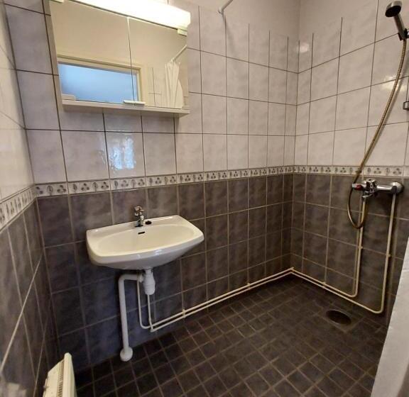 חדר אקונומי לשלושה, Villa Majatalot