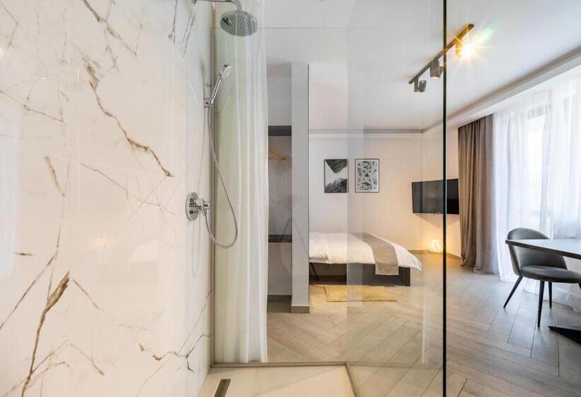 标准工作室带阳台, Urbio Private Suites