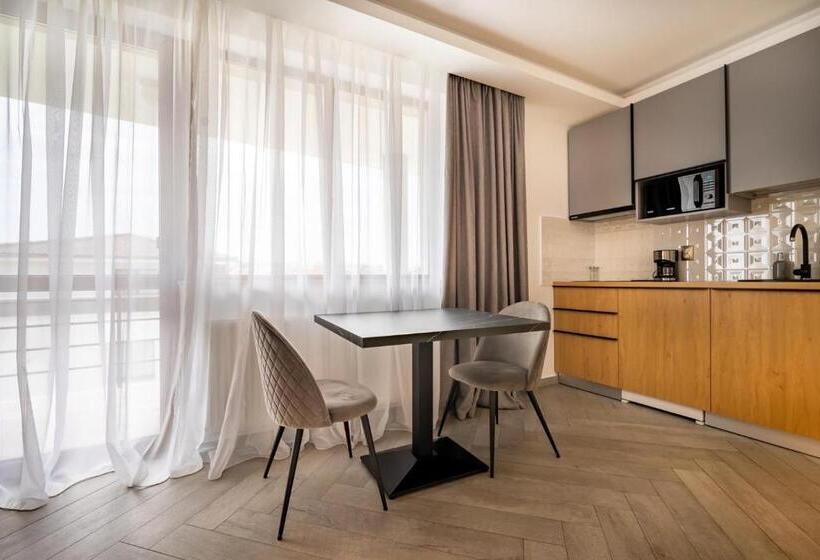 标准工作室带阳台, Urbio Private Suites