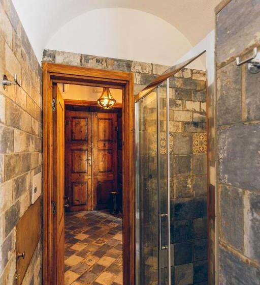 اتاق لوکس, Aquila D Oro Trieste