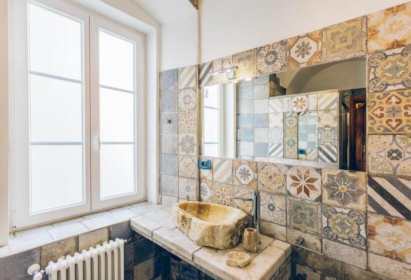 اتاق لوکس, Aquila D Oro Trieste