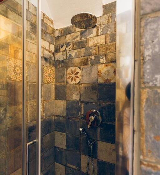 اتاق لوکس, Aquila D Oro Trieste