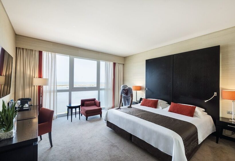 اتاق اجرایی با چشمانداز دریا, Baia