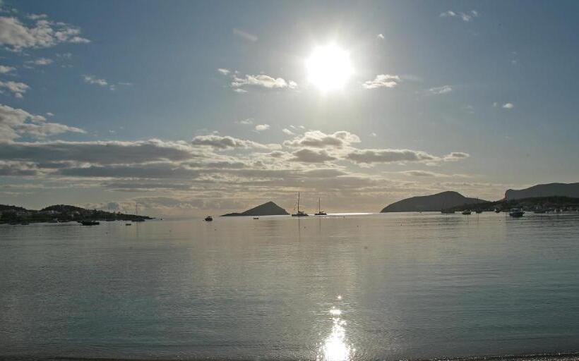 חדר משפחתי, Kiani Akti