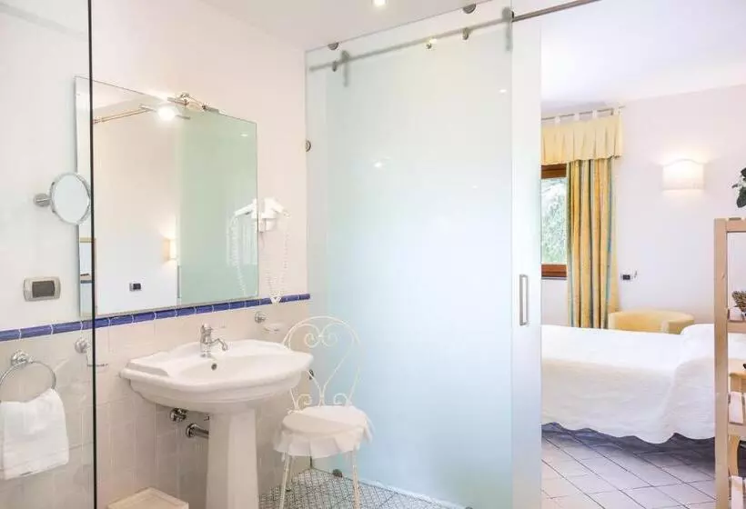 اتاق استاندارد سه تخته با چشم‌انداز باغ, Villa Poseidon & Events