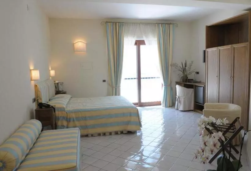 اتاق استاندارد چهار تخته با چشم‌انداز دریا, Villa Poseidon & Events