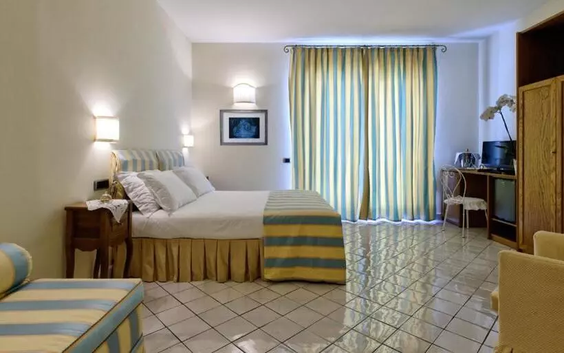اتاق استاندارد چهار تخته با چشم‌انداز دریا, Villa Poseidon & Events