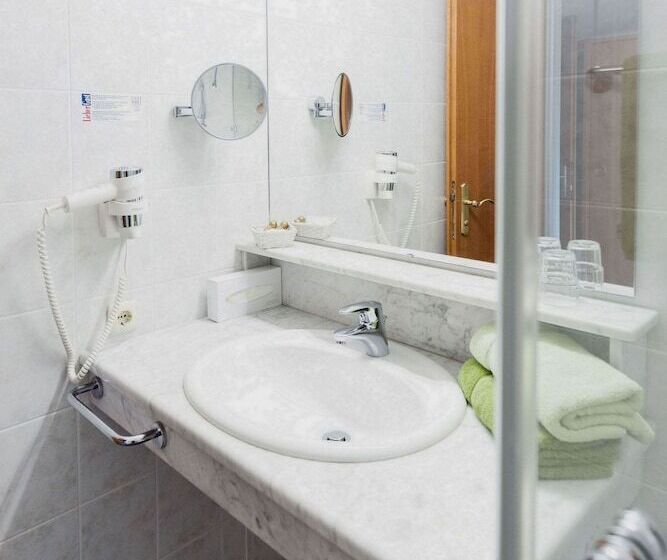 غرفة عائلية, Zum Mohren