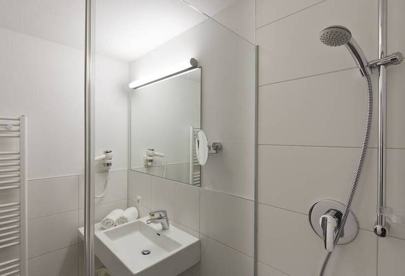 غرفة عائلية, Zum Mohren