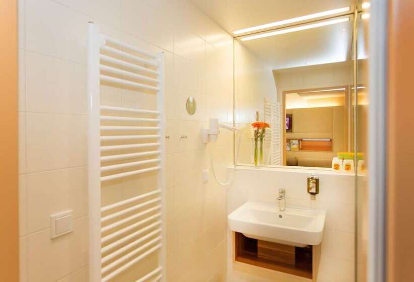 اتاق استاندارد چهار تخته, Jufa Hotel Wien City