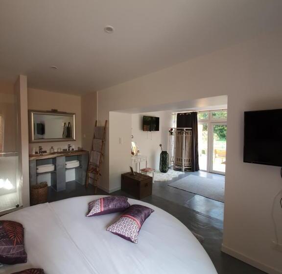 Люкс Кровать Кинг, Au Secret Des Brégines