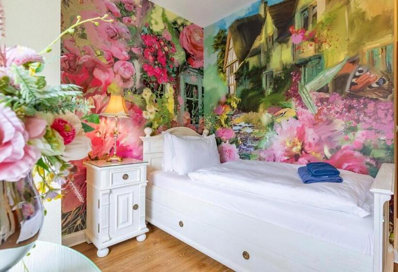 חדר סטנדרט, The Little Britain Inn Themed Hotel One Of A Kind In Europe