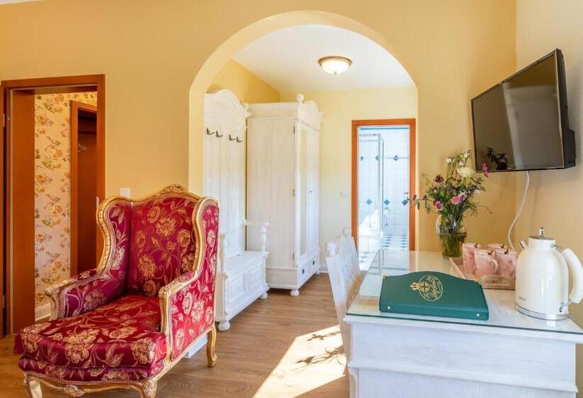 חדר סטנדרט עם מיטת קווין, The Little Britain Inn Themed Hotel One Of A Kind In Europe