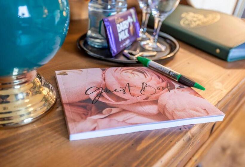 クイーンサイズベッドのスタンダードルーム, The Little Britain Inn Themed Hotel One Of A Kind In Europe