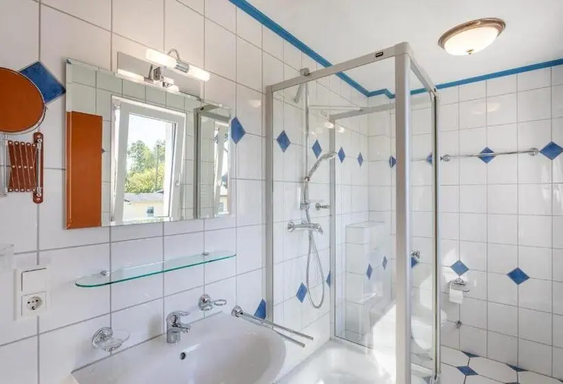クイーンサイズベッドのスタンダードルーム, The Little Britain Inn Themed Hotel One Of A Kind In Europe