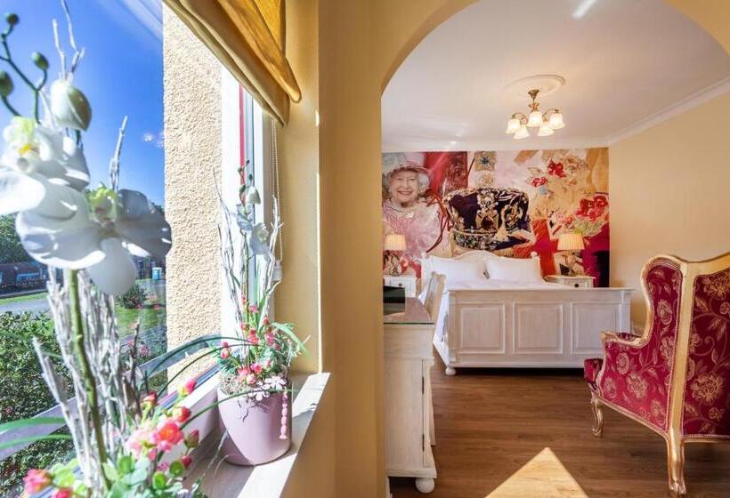 חדר סטנדרט עם מיטת קווין, The Little Britain Inn Themed Hotel One Of A Kind In Europe