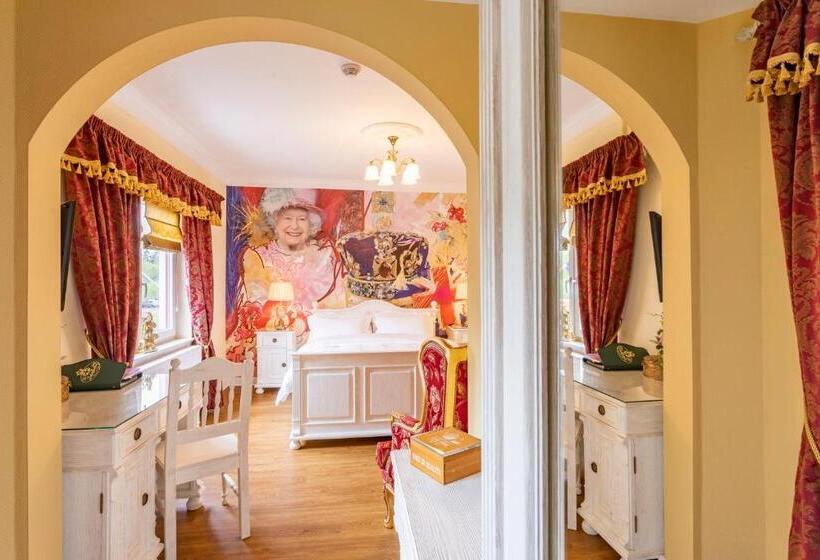 חדר סטנדרט עם מיטת קווין, The Little Britain Inn Themed Hotel One Of A Kind In Europe