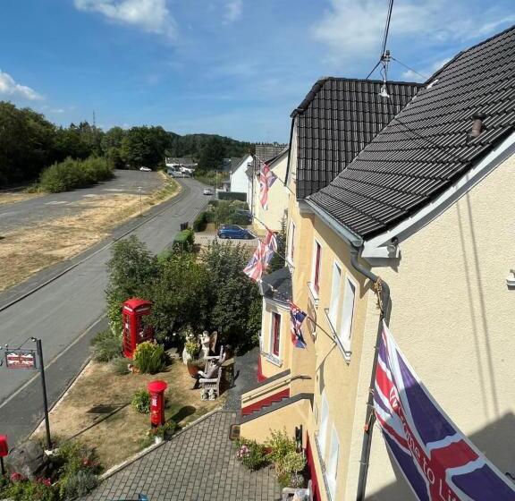 דירת פנטהאוז 1 חדרי שינה, The Little Britain Inn Themed Hotel One Of A Kind In Europe