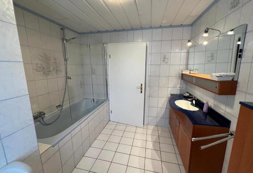 דירת פנטהאוז 1 חדרי שינה, The Little Britain Inn Themed Hotel One Of A Kind In Europe