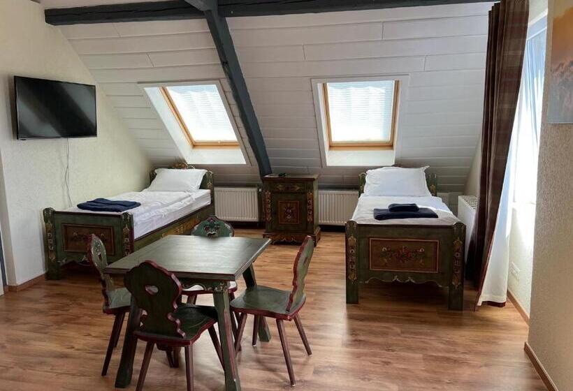 דירת פנטהאוז 1 חדרי שינה, The Little Britain Inn Themed Hotel One Of A Kind In Europe