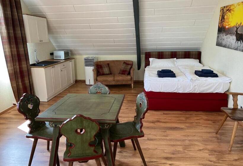 דירת פנטהאוז 1 חדרי שינה, The Little Britain Inn Themed Hotel One Of A Kind In Europe