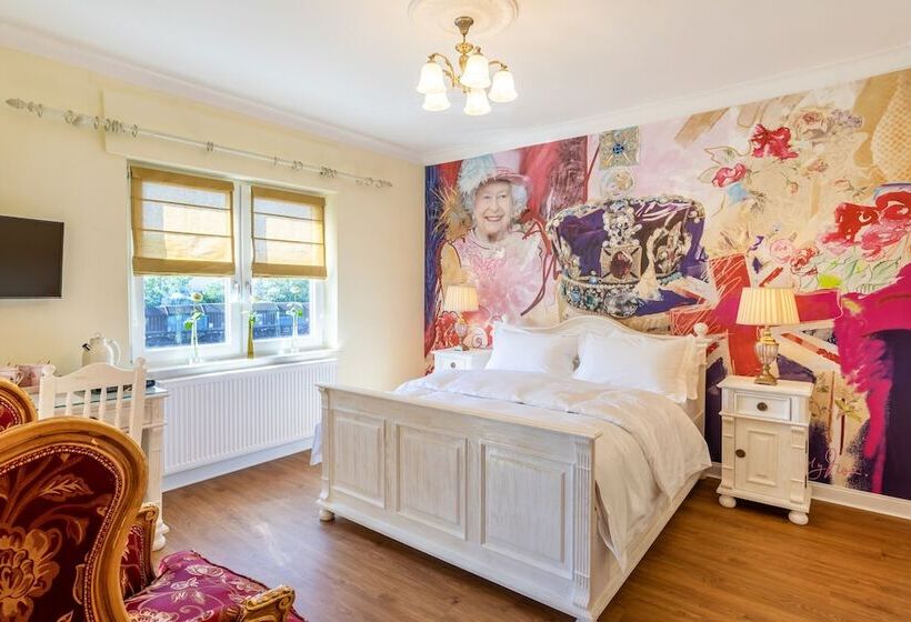 חדר סטנדרט עם מיטת קווין, The Little Britain Inn Themed Hotel One Of A Kind In Europe