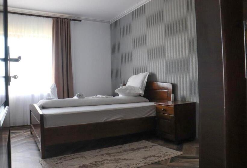 آپارتمان 2 خوابه, Conacul Lupilor