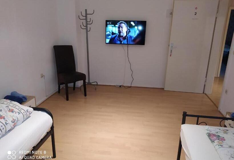 이코노미 룸, Misha,s