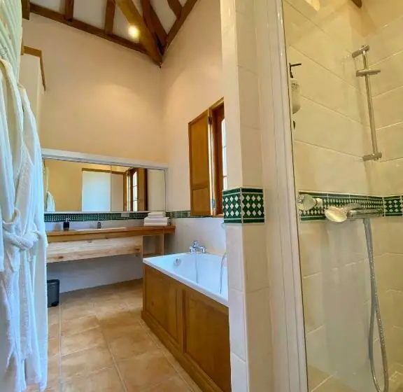 キングサイズベッドのスタンダードルーム, Domaine De Cazal   Chambres D Hôtes Avec Piscine Au Cœur De 26 Hectares De Nature Préservée