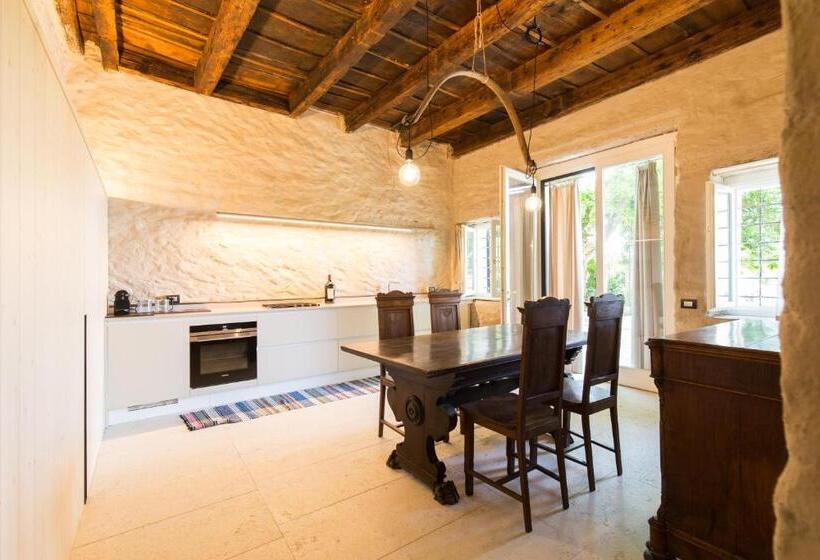 جناح جونيور ديلوكس, Villa Saccomani