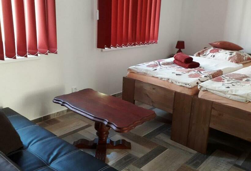 جناح جونيور عائلى, šenk U Kovárny