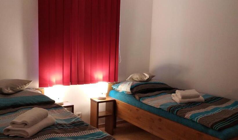 غرفة قياسية, šenk U Kovárny