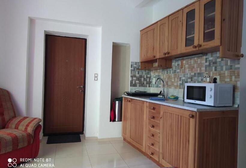 جناح جونيور مزوَّد بتراس, šenk U Kovárny