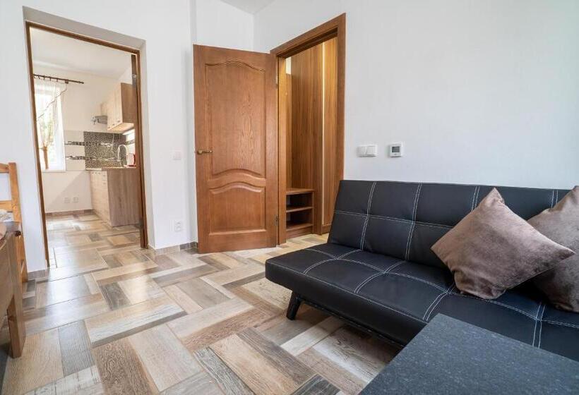 جناح جونيور عائلى, šenk U Kovárny