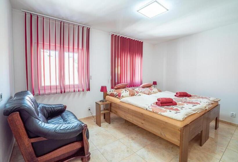 غرفة ديلوكس, šenk U Kovárny