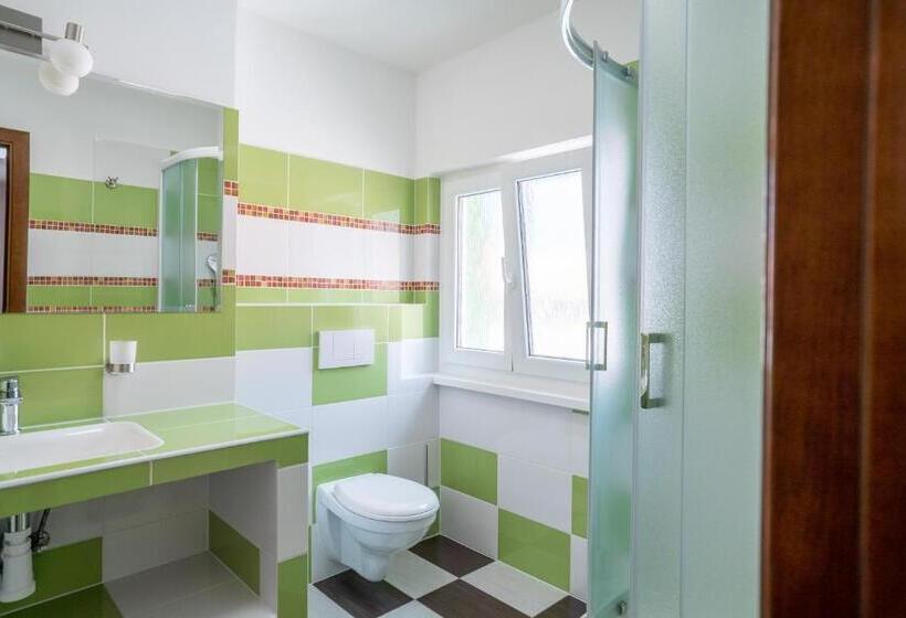 غرفة ديلوكس, šenk U Kovárny