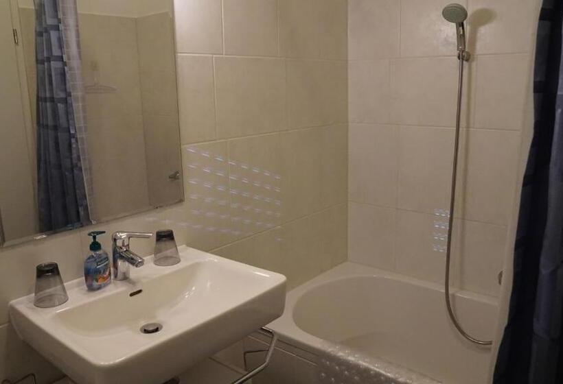 חדר משפחתי, Alpensportlodge